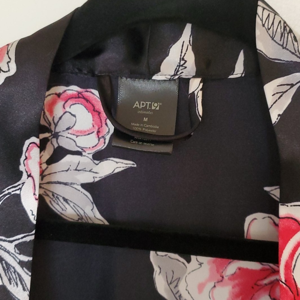 Beautiful Robe - Picture 2 of 4